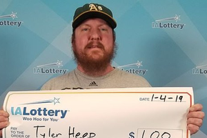 Anh Tyler đã đóng khung tấm séc treo trong nhà. Ảnh:NBC.