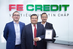 CEO và các Giám đốc của FE CREDIT vui mừng nhận giải thưởng uy tín từ The Asian Banker. 