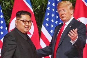 "Sau khi nhận được thư từ Tổng thống Trump, lãnh đạo tối cao bày tỏ sự hài lòng rất lớn", hãng thông tấn nhà nước Triều Tiên KCNA ngày 24/1 đưa tin.
"Ông Kim ca ngợi Tổng thống Trump vì đã bày tỏ quyết tâm và ý chí giải quyết vấn đề với sự quan tâm đặc biệt đến hội nghị thượng đỉnh Mỹ - Triều lần hai", KCNA viết và cho biết lãnh đạo Triều Tiên yêu cầu phụ tá chuẩn bị tốt cho sự kiện này.
Bức thư của Trump được trao cho Kim Jong-un bởi Kim Yong-chol, quan chức quyền lực số hai Triều Tiên đã