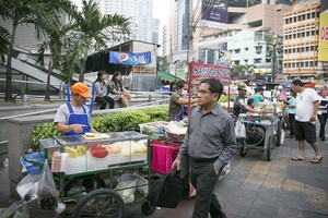 Người Việt bán hàng rong ở Thái Lan. 