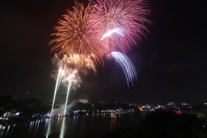 Pháo hoa rực sáng trên bầu trời Hà Nội