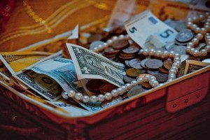 Chiếc rương có ngăn bí mật cất giữ kho báu đựng đầy nhẫn, kim cương và vàng.