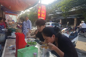 Một quán bún cá, riêu, ốc mở cửa từ ngày mùng 2 Tết tại Hà Nội. Ảnh:Nguyễn Hà.