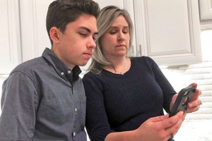 Grant Thompson, 14 tuổi, và mẹ.