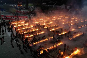 Người dân thắp hương tại đền Quy Nguyên, thành phố Vũ Hán hôm 9/2. Ảnh: AFP.