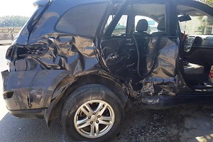 Chiếc Santa Fe biến dạng sau tai nạn khiến 3 người tử vong trên Quốc lộ 1A qua Thanh Hoá sáng 8/2. Ảnh: Lam Sơn.