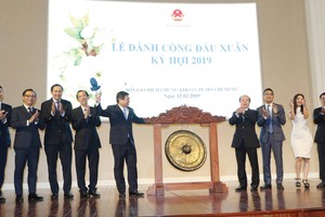 Ông Nguyễn Thành Phong, Chủ tịch UBND TP. HCM gõ cồng khai trương phiên giao dịch đầu năm Kỷ Hợi tại HOSE