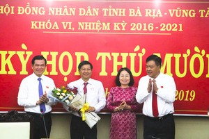 Lãnh đạo tỉnh Bà Rịa - Vũng Tàu chúc mừng đồng chí Trần Văn Tuấn.
