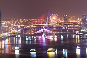 Một góc đô thị Đà Nẵng lung linh về đêm. Ảnh: Nguyễn Đông.