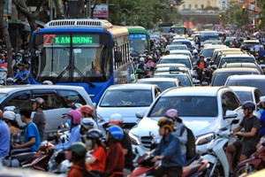 Đường phố Sài Gòn ken đặc ôtô, xe máy giờ cao điểm. Ảnh:Hữu Khoa.