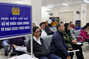 Người dân ở Hà Nội làm thủ tục cấp đổi căn cước công dân.