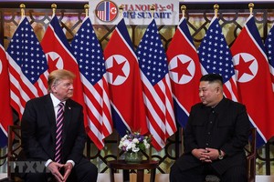 Tổng thống Mỹ Donald Trump (trái) và Chủ tịch Triều Tiên Kim Jong-un trong cuộc gặp đầu tiên tại Hội nghị thượng đỉnh Mỹ-Triều lần thứ hai tại Hà Nội ngày 27/2/2019. (Ảnh: AFP/TTXVN).