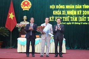 Lãnh đạo tỉnh Gia Lai chúc mừng ông Đỗ Tiến Đông.