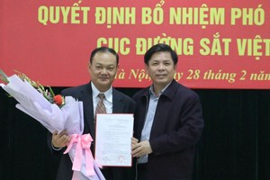 Bộ trưởng Nguyễn Văn Thể trao quyết định bổ nhiệm cho đồng chí Dương Hồng Anh.
