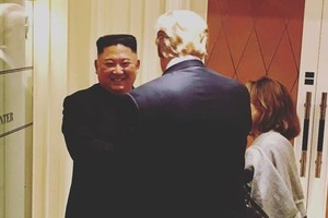 Chủ tịch Kim Jong-un tươi cười khi tạm biệt Tổng thống Trump. Ảnh: Instagram.
