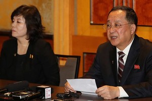 Ngoại trưởng Triều Tiên Ri Yong-ho họp báo lúc nửa đêm. (Ảnh: Reuters).