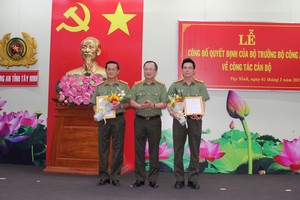 Thứ trưởng Nguyễn Văn Thành trao quyết định và chúc mừng Đại tá Nguyễn Tri Phương, Đại tá Nguyễn Văn Trãi.