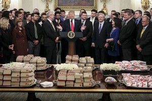 Tổng thống Trump mở tiệc ăn nhanh tại Nhà Trắng để mời đội bóng. (Ảnh: Getty)