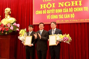 Đồng chí Hà Ban trao quyết định và chúc mừng đồng chí Y Thanh Hà Niê Kđăm và đồng chí Nguyễn Hải Ninh.