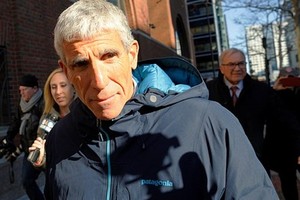 William Rick Singer rời khỏi tòa án ở Boston hôm 12/3. Ảnh: Reuters.