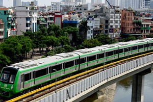 Tàu điện tuyến Cát Linh - Hà Đông đi qua hồ Hoàng Cầu. Ảnh: Ngọc Thành..