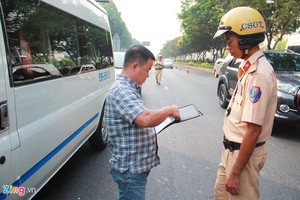 Nhiều tài xế ôtô tỏ ra ngỡ ngàng với quy định khách ngồi trên xe phải thắt dây an toàn. Ảnh: An Huy.
