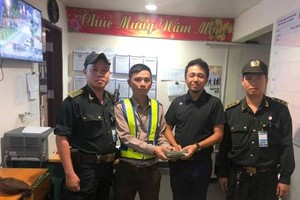 Du khách Yan Guangzhu nhận lại số tiền. Ảnh: Nhật Trường.