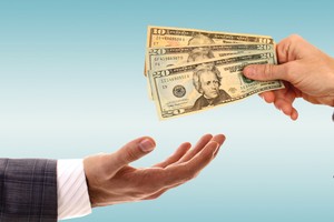 Lôi kéo khách hàng mới bằng hoa hồng là phạm pháp?