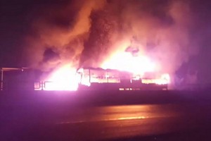 Xe khách cháy rực trong đêm. Ảnh: Phan Thành.