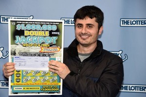 Gjergji Prifti đã giành được giải thưởng độc đắc trị giá hơn 23 tỷ đồng nhờ tấm vé số vợ anh mua tặng sinh nhật.