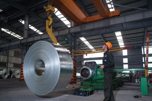 Các ngành sản xuất tiêu thụ nhiều điện năng sẽ chịu tác động mạnh nhất khi giá điện tăng.