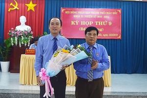 Ông Lâm Quang Thi cầm hoa - Ảnh: Nông Nghiệp.