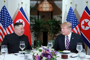 Trump (phải) và Kim Jong-un tại hội nghị thượng đỉnh lần hai ở Hà Nội cuối tháng hai. Ảnh: KCNA.