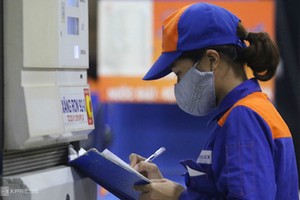 Nhân viên một cây xăng ở Hà Nội "chốt" sổ cuối ca bán hàng. Ảnh: Ngọc Thành.