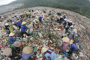 Bãi rác Khánh Sơn Đà Nẵng đang quá tải. Ảnh: Nguyễn Đông.