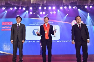 Ông Lê Mạnh Cường - Phó Tổng giám đốc VNI nhận Giải thưởng Thương hiệu mạnh Việt Nam 2018.