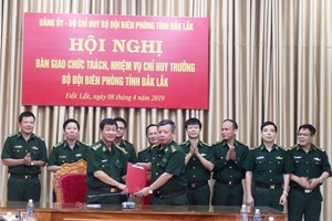 Đại tá Phạm Quang Hùng (bên trái) bàn giao chức trách nhiệm vụ cho Đại tá Nguyễn Đức Mạnh.