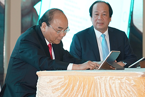 Thủ tướng dùng chữ ký số ký ban hành văn bản trên máy tính bảng. Ảnh: VGP.