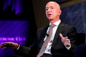 Tỷ phú Jeff Bezos, Giám đốc điều hành tập đoàn bán lẻ Amazon.