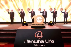 Lãnh đạo Tập đoàn Hanwha, Hanwha Life Việt Nam và Đại diện Cục Quản lý, Giám Sát Bảo hiểm thực hiện nghi thức kỷ niệm 10 năm thành lập.