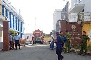 Xe chữa cháy đến hiện trường dập lửa. Ảnh: Sơn Hoà.