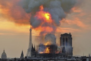 Khói và lửa bốc lên từ Nhà thờ Đức Bà Paris trong vụ hỏa hoạn hôm 15/4. Ảnh: Reuters.