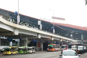 Xe ôtô chỉ tạm dừng vài phút để trả khách sân bay nhưng vẫn phải mua vé sân đỗ ôtô. (Ảnh: Việt Hùng/Vietnam+).