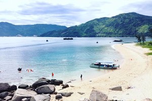 Biển ở Hòn Nưa trong xanh đặc biệt, vào những hôm trời nắng có thể soi xuống tận đáy nước.