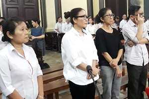 Các bị cáo nghe tuyên án. Ảnh: Hải Duyên.