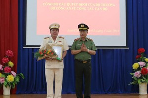 Thượng tướng Nguyễn Văn Thành, Thứ trưởng Bộ Công an công bố Quyết định điều động và chúc mừng Đại tá Trần Thắng Phúc.
