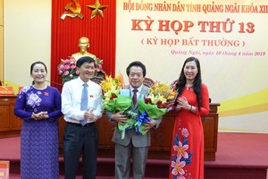 Chủ tịch UBND tỉnh Trần Ngọc Căng và Chủ tịch HĐND tỉnh Bùi Thị Quỳnh Vân, Phó Chủ tịch HĐND tỉnh Đinh Thị Hồng Minh chúc mừng Phó Chủ tịch UBND tỉnh Quảng Ngãi Võ Phiên.