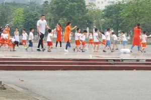 Nhiều người dân khu vực Công viên Cầu Giấy căng biển hiệu: “Hãy cứu Công viên Cầu Giấy”