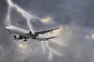Một tia sét thường đánh vào một điểm cực của máy bay như đầu cánh, mũi và dòng điện chạy dọc lớp vỏ kim loại trước khi thoát ra ngoài qua một điểm khác, ví dụ như phần đuôi. Ảnh: Traveller.