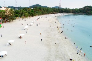 Bơm cát trắng vào bãi biển Mũi Nai – một hoạt động nằm trong chiến lược tăng tốc du lịch của thành phố Hà Tiên.